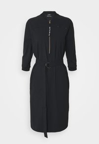 Schwarzes Kleid mit einem Reißverschluss vorne, rundem Kragen, dreiviertel Ärmeln, tailliertem Bund mit einer runden Schnalle und seitlichen Taschen.