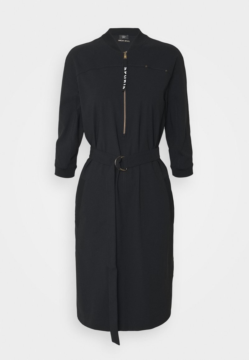 Schwarzes Kleid mit einem Reißverschluss vorne, rundem Kragen, dreiviertel Ärmeln, tailliertem Bund mit einer runden Schnalle und seitlichen Taschen.