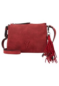 Sac bandoulière rouge perforé avec un charme à franges comportant des perles et des accents en métal, et une sangle ajustable.