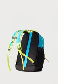 Οπίσθια όψη μαύρου και μπλε σακιδίου πλάτης με φωτεινές κίτρινες ράντες και πλαϊνή τσέπη από δίχτυ, σε λευκό φόντο.