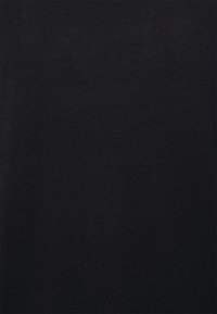 Černá pletená látka, hladká textura, jednotná barva, s jemným vzorem. Bez viditelného hardwaru nebo akcentů.