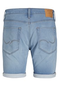 Ljusblå denimshorts med uppvikta kanter, försedda med två bakfickor och en brun läderetikett vid midjan.