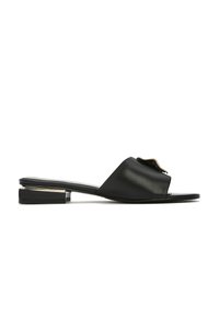 Sandale mules noire à talon bas avec une large bride en cuir et une petite décoration métallique dorée sur le dessus, vue de côté.
