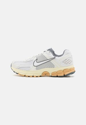 ZOOM VOMERO 5 - Sneaker low - summit white/pure platinum/smoke grey/alabaster/sesame