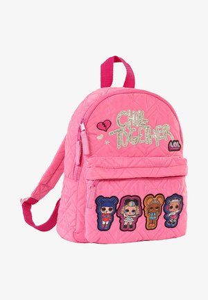 Gequilted roze rugzak met dubbele schouderbanden, voorvak met vier karakter patches en de tekst 'Chill Together' op het hoofdcompartiment.