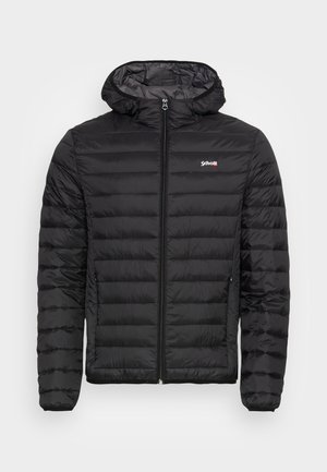 Veste matelassée noire à capuche avec fermeture éclair complète à l'avant et logo Schott sur le côté gauche de la poitrine, présentée sur un fond blanc.