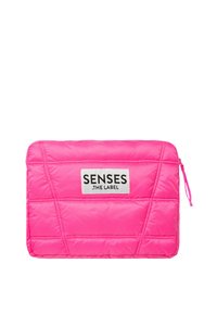 Gepolsterte rosa Laptoptasche mit diagonaler Naht, ausgestattet mit einem weißen Etikett mit schwarzem Text und einem Reißverschluss an der Seite.
