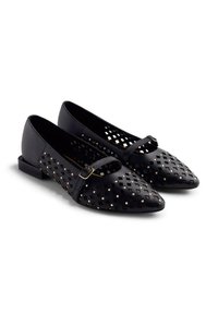 Ballet flats noires à bout pointu, avec des découpes tissées et une petite sangle avec une boucle dorée. En cuir lisse avec une finition mate.