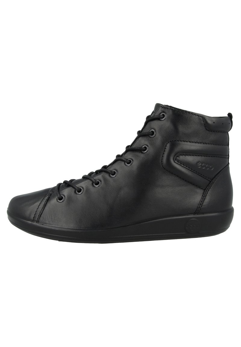 Sneaker alta in pelle nera con punta rotonda, chiusura con lacci e colletto imbottito. Texture liscia con dettaglio del logo di lato.