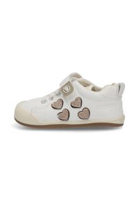 Zapatillas blancas para niño pequeño con suela beige, cuatro parches brillantes en forma de corazón y una correa de Velcro con un ícono de huella.