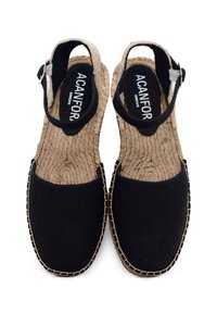 Czarne espadryle na jucie z odkrytymi piętami, z białymi detalami szwów i teksturowanym materiałem.