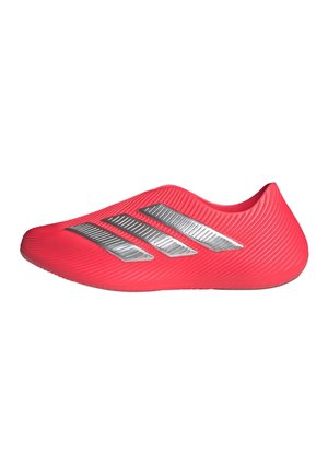 Leuchtend roter Slip-On-Sportschuh mit strukturierter Oberfläche und drei silbernen diagonalen Streifen an der Seite, ohne Schnürsenkel, niedrig geschnittener Schuh.