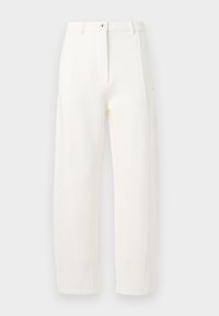 Pantaloni bianchi su misura con vestibilità dritta, pieghe frontali, chiusura con zip e bottone, e tasche laterali. Tessuto liscio con finitura opaca.