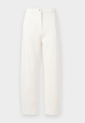 Pantaloni alba personalizați cu o croială dreaptă, pliuri frontale, închidere cu fermoar și nasture, și buzunare laterale. Material neted cu un finisaj mat.