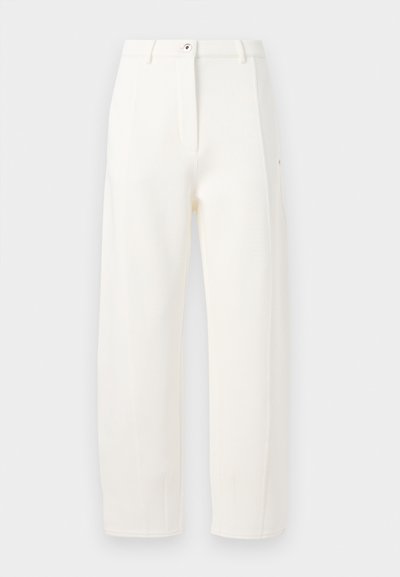 Balti pritaikyti baltieji kelnių modeliai su tiesia siluetu, priekiniais raukšlėmis, užtrauktuku ir mygtuko uždarymu, bei šoninėmis kišenėmis. Lygi medžiaga su matinio paviršiaus apdaila.