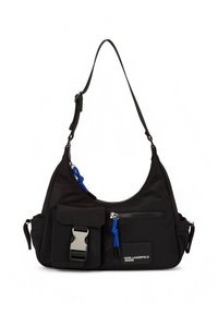 Svart nylonhandväska med en böjd silhuett. Har blå accenter, en framficka med lock och silverdetaljer. Justerbar axelrem.