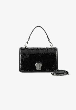 Borsa rettangolare nera con paillettes, chiusura argentata, manico corto e tracolla a catena staccabile arrotolata accanto.
