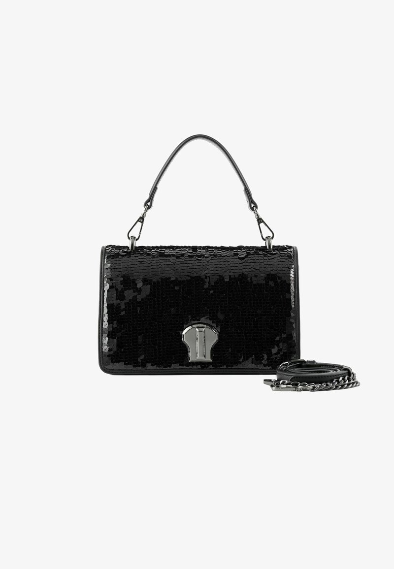 Schwarze rechteckige Handtasche mit Pailletten, silbernem Verschluss, kurzem Griff und abnehmbarem Kettenriemen, der daneben zusammengerollt liegt.