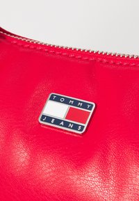 Tommy Jeans PILLOW MINI HOBO - Borsa a mano - red hot