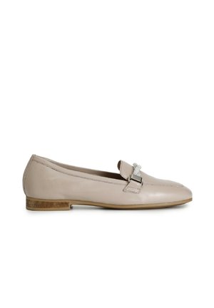 Mocassino in pelle beige con suola piatta, caratterizzato da un accentuato hardware in tonalità argento e una texture liscia. Design classico con minima cucitura.
