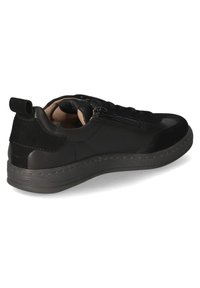 Schwarzer Low-Top-Sneaker mit seitlichem Reißverschluss, Schnürdesign, gepolstertem Kragen und strukturiertem Gummisohle, schräg dargestellt, um die äußere Seite und die Ferse zu zeigen.