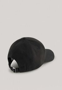Gorra negra de algodón, con visera curva, correa ajustable y costuras visibles. Diseño sencillo sin patrones ni logotipos.