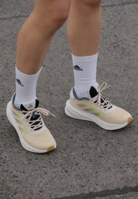 adidas Performance SUPERNOVA STRIDE  - Chaussures de running sur route - crystal sand/green spark/preloved fig