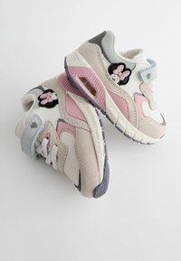 Białe i szare sneakersy z różowymi akcentami. Zamszowy i syntetyczny materiał, z kwiatowym wzorem na boku i teksturowaną podeszwą.