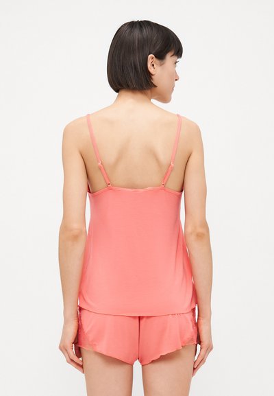 Koralen set za spanje, ki vključuje brezrokavni top z nastavljivimi naramnicami in ujemajoče se hlače s čipkastim robom. Gladek, lahek material.