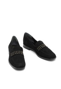 Czarne zamszowe loafersy z szpiczastym noskiem, z ozdobnym paskiem zdobionym metalowymi ćwiekami na przodzie. Płaska podeszwa.