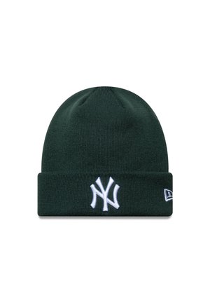 Gorro de punto verde con dobladillo, que presenta un logotipo bordado en blanco de los New York Yankees en la parte frontal y una pequeña etiqueta de logo en el lateral.