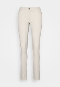 Beżowe spodnie slim fit z guzikami z przodu i kieszeniami, wyeksponowane na białym tle.