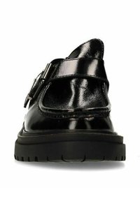 Zwarte lederen schoen met een band, voorzien van een glanzende afwerking, platte zool met profiel en een metalen gesp accent aan de zijkant.