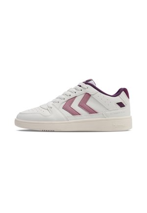 Baskets blanches avec logo chevron rose, accents violets, lacets blancs et design bas, présentées de côté sur un fond uni.