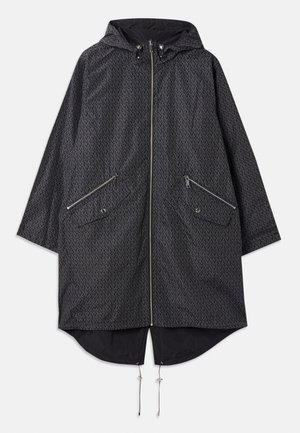 Casaco preto com capuz, padrão geométrico, fecho zip na frente e dois bolsos zipados. Apresenta uma bainha ajustável e material leve.
