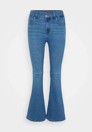 Jeans acampanados de denim azul con una cintura alta, que presentan un cierre de doble botón y dos bolsillos frontales. Textura suave, con un desvanecimiento mínimo.
