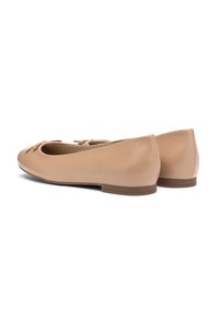 Ballerine in morbido cuoio beige con punta tonda e un accento a fiocco. Texture liscia e tacco basso impilato per il massimo comfort.