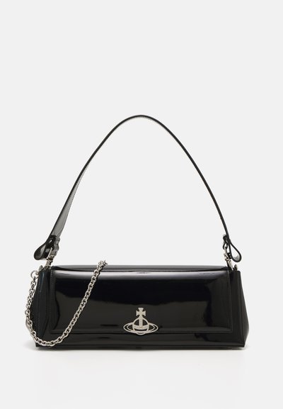 Sac à main en cuir verni noir de forme rectangulaire, avec une anse en chaîne argentée et un accent logo à l'avant. Texture lisse et design minimaliste.