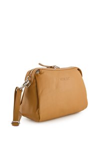 Brun læder crossbody taske med lynlås, flad rektangulær form og justerbar skulderrem. Har diskret logo på forsiden.