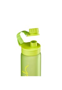 Grüne Kunststoff-Wasserflasche mit strukturierten Oberflächen, weitem Mund und einem durch einen Riemen befestigten Deckel. Verfügt über eine Klappöffnung und eine Markenbeschriftung an der Seite.