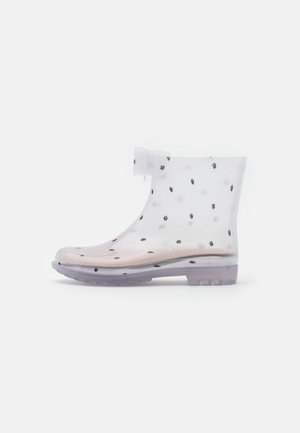 Bota de lluvia transparente impermeable con lunares negros, altura hasta el tobillo, detalle de lazo, suela texturizada y interior rosa claro.