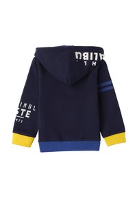 Sudadera de color azul marino hecha de algodón, con un dobladillo y puños acanalados en amarillo, gráfico en texto blanco y rayas azules en las mangas.