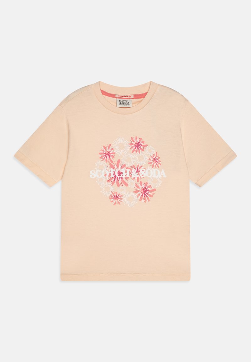 Koralfarvet bomulds t-shirt med et blomstergrafikdesign i hvid og pink, med korte ærmer og rund halsudskæring.