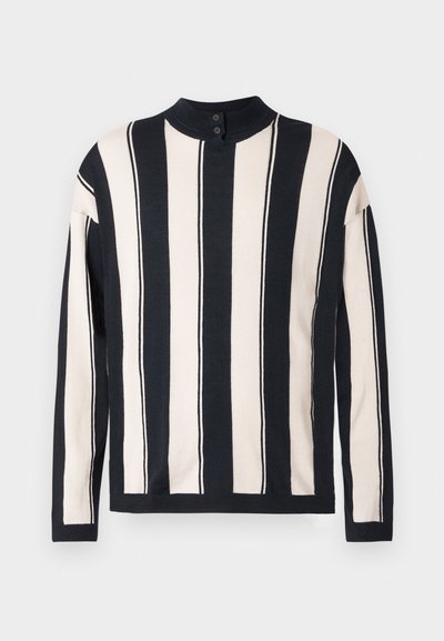 Πουλόβερ με ρίγες σε ναυτικό μπλε και εκρού, με κάθετες ρίγες, στρογγυλή λαιμόκοψη και κλείσιμο με δύο κουμπιά στον γιακά. Μαλακή πλεκτή υφή.