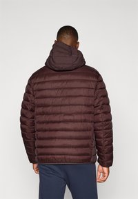 Burgundowa kurtka puchowa z kapturem, z pikowanym wzorem. Gładka faktura i elastyczne mankiety, odpowiednia na chłodne dni.