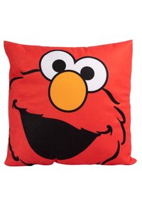 Cuscino rosso con il volto di un personaggio dei cartoni animati, caratterizzato da grandi occhi bianchi, un naso arancione e una bocca nera sorridente, su uno sfondo piatto.