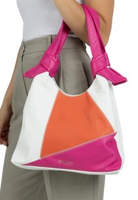 Lederhandtasche mit weißen, orangen und pinken Paneelen, weicher Textur und geknoteten pinken Trägern. Auffällige Nähte am Boden.