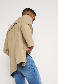 Tommy Jeans AUSTIN SLIM TAPERED - Calças de ganga justas - light blue denim