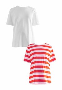 Twee t-shirts: één eenvoudig wit en een ander met rode en roze horizontale strepen. Beide hebben korte mouwen en een ronde halslijn.
