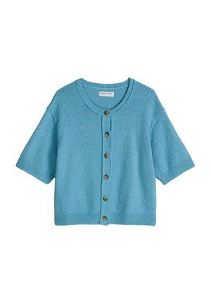 Blauer Strickcardigan mit kurzen Ärmeln, Rundhalsausschnitt und sechs braunen Knöpfen vorne, mit dem Etikett Marc O'Polo.